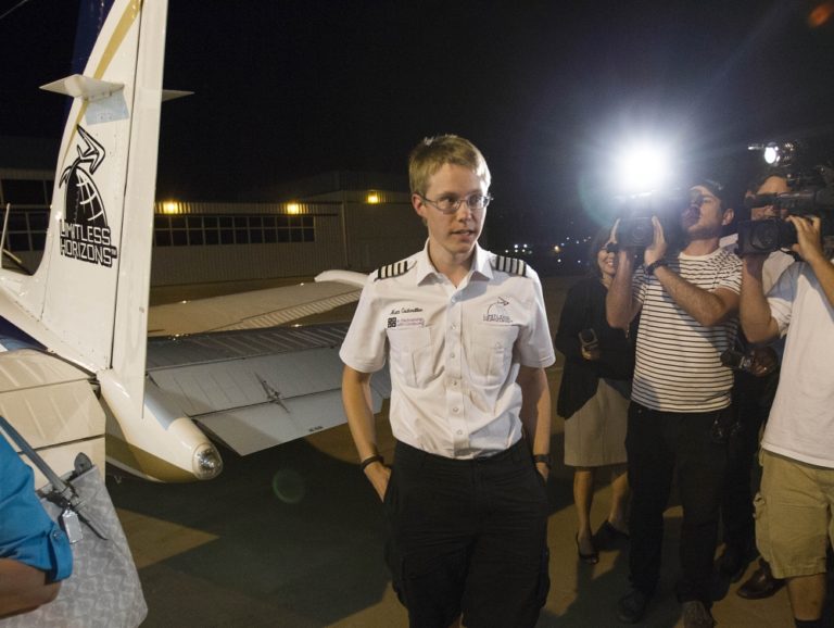 Najmladší pilot, ktorý sám obletel svet, má len 19 rokov