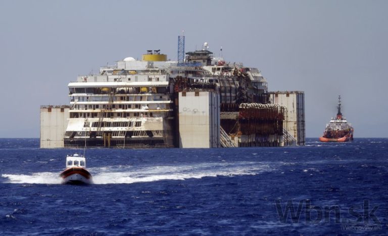 Odťahovanie vraku lode Costa Concordia
