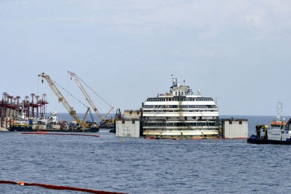 Odťahovanie vraku lode Costa Concordia