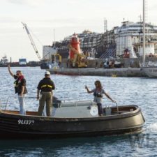 Odťahovanie vraku lode Costa Concordia