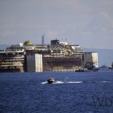 Odťahovanie vraku lode Costa Concordia