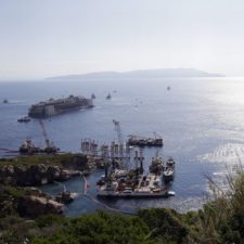 Odťahovanie vraku lode Costa Concordia