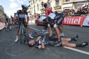 Sagan začal Tour skvelým druhým miestom, Cavendish mal ťažký pád