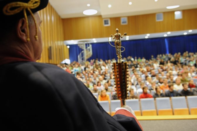 študenti, aula, vysoká škola