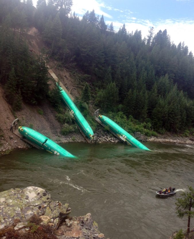 Trupy Boeingu 737 skončili po vykoľajení vlaku v rieke