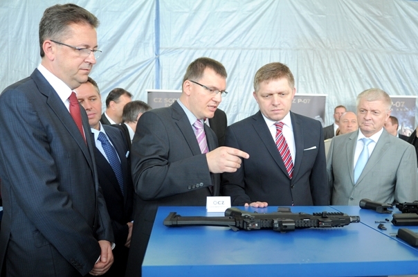 V Novákoch otvorili česko slovenský závod na výrobu ručných zbraní
