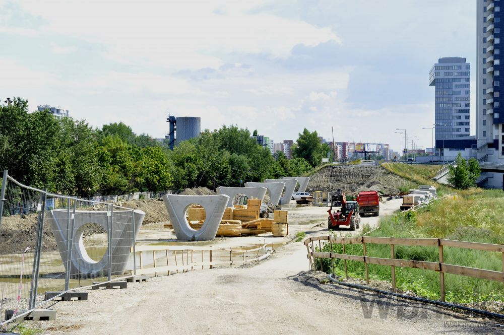 V Petržalke pribudli piliere pre električkovú trať