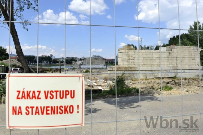 V Petržalke pribudli piliere pre električkovú trať