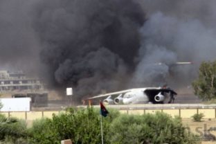 Veľký ropný zásobník v Tripolise zachvátil požiar