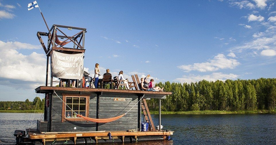 Vo Fínsku predstavili unikátnu plávajúcu saunu s grilom