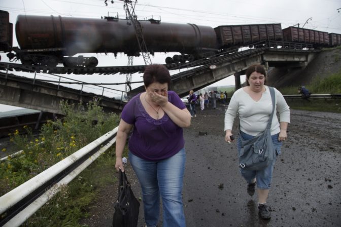 Výbuch zničil železničný most na Ukrajine.
