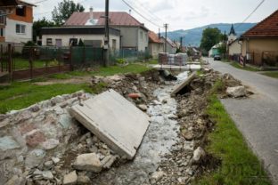 Žilina nezabúda na ničivú búrku, ľudia odstraňujú následky