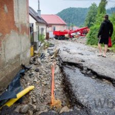 Žilinu a okolie zasiahla silná búrka, voda zatopila ulice