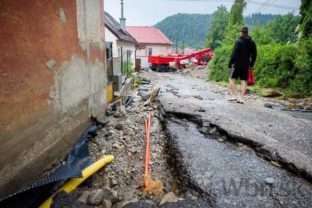 Žilinu a okolie zasiahla silná búrka, voda zatopila ulice