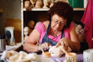 Austrálska nemocnica pre bábiky opravuje detské spomienky