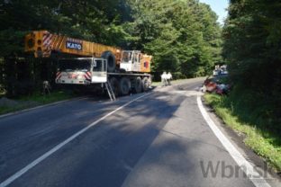 Auto sa čelne zrazilo so žeriavom, vodič podľahol zraneniam