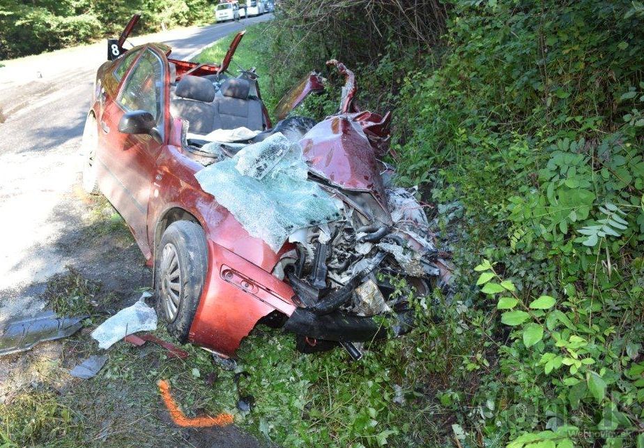 Auto sa čelne zrazilo so žeriavom, vodič podľahol zraneniam
