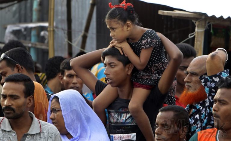 Bangladéši sa prevrátil trajekt, zahynulo vyše sto ľudí