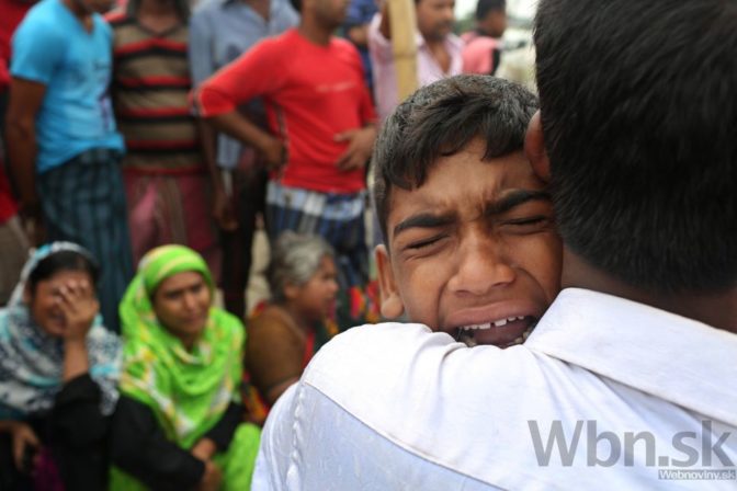 Bangladéši sa prevrátil trajekt, zahynulo vyše sto ľudí
