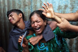 Bangladéši sa prevrátil trajekt, zahynulo vyše sto ľudí