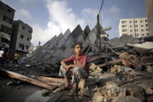 Boje v Gaze neutíchajú, oblasť ničí paľba