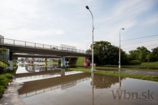 Bratislavou sa prehnala búrka, zaplavené sú viaceré ulice