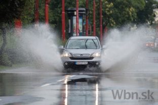 Bratislavou sa prehnala búrka, zaplavené sú viaceré ulice