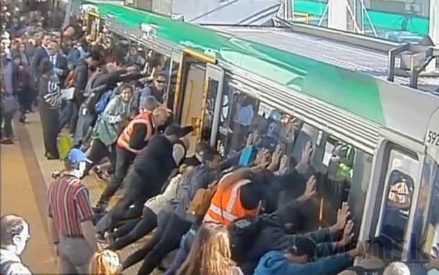 Cestujúci naklonili vlak, mužovi zachránili nohu
