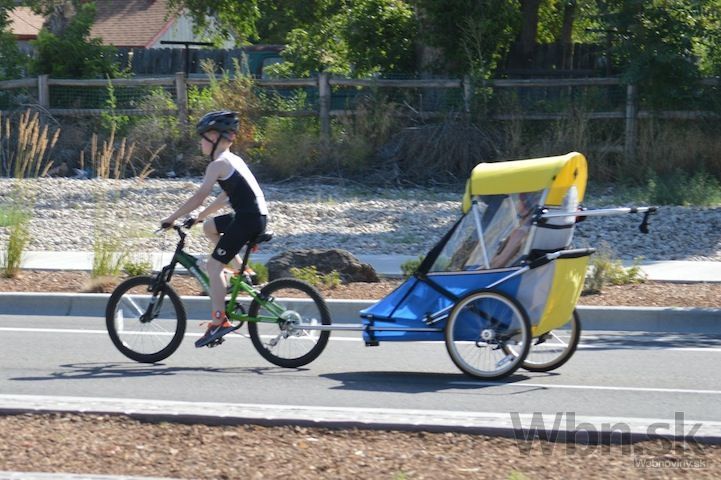 Chlapec dokončil triatlon, odniesol aj hendikepovaného brata