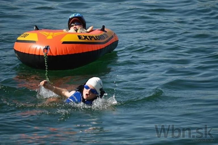 Chlapec dokončil triatlon, odniesol aj hendikepovaného brata