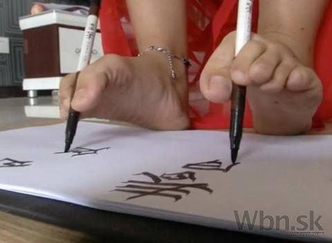 Číňanka dokáže písať odlišné texty rukami i nohami naraz