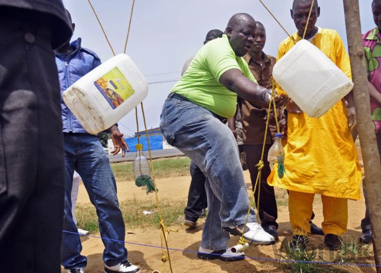 Ebola naháňa strach, počet obetí sa zvyšuje