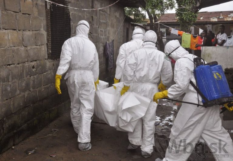 Ebola naháňa strach, počet obetí sa zvyšuje