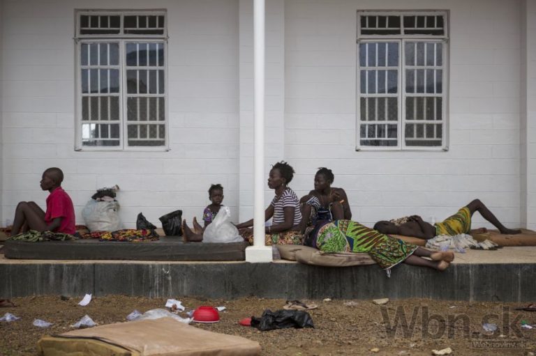 Ebola naháňa strach, počet obetí sa zvyšuje
