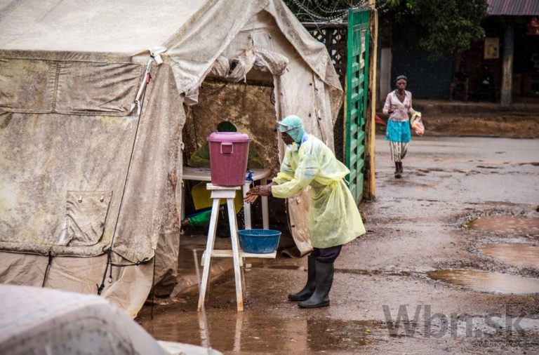Ebola naháňa strach, počet obetí sa zvyšuje