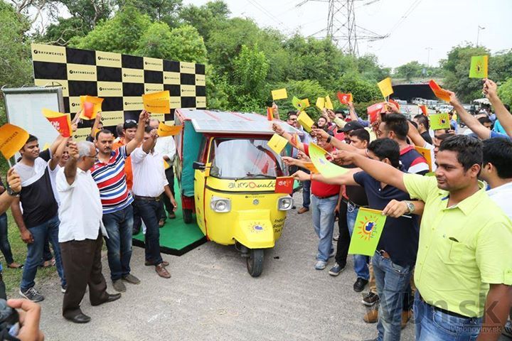 Ind vyrobil tuk tuk na solárny pohon, chystá veľkú expedíciu