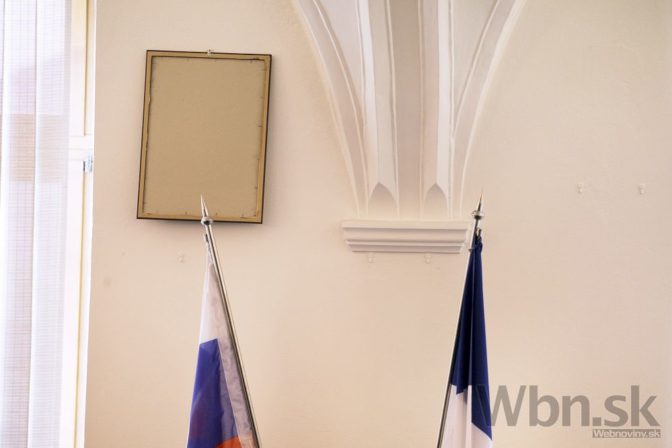 Kotleba na tlačovke o nemocnici zneuctil Kiskov portrét