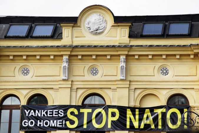 Marian Kotleba vyvesil na úrad vlajku s nápisom 'Stop NATO'