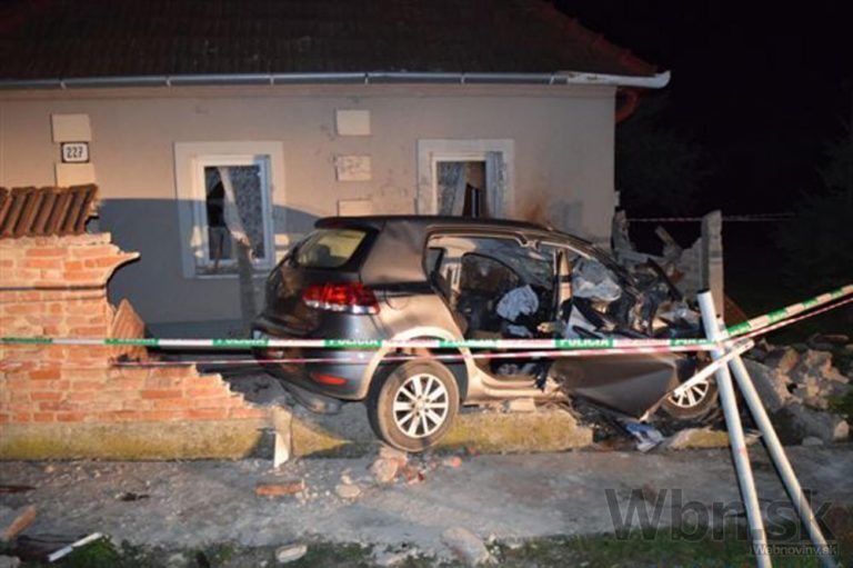 Mladík zrejme precenil schopnosti, s autom vpálil do domu