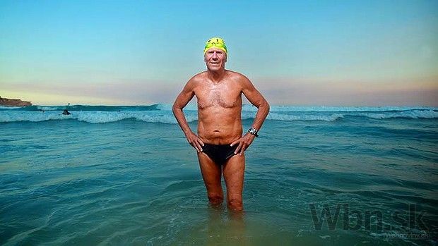Muž preplával La Manche vo veku 70 rokov, trénoval ho Slovák