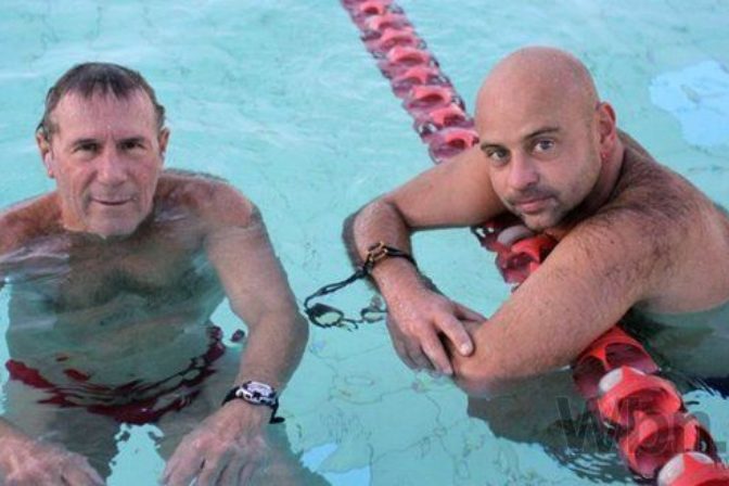 Muž preplával La Manche vo veku 70 rokov, trénoval ho Slovák