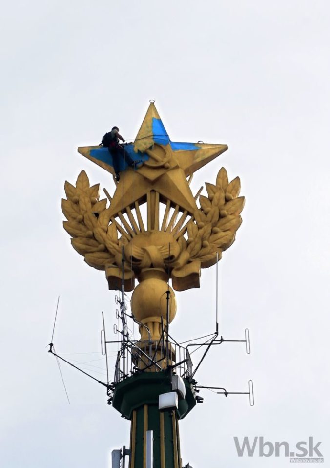 Na moskovskom mrakodrape vztýčili ukrajinskú vlajku