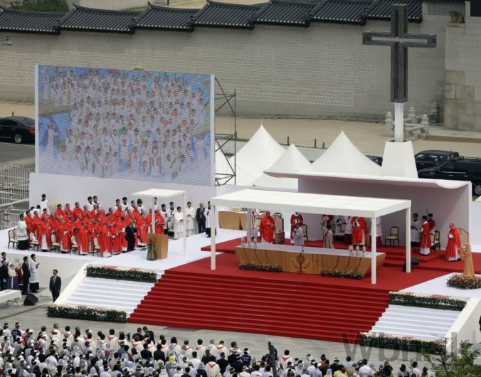 Na omšu s pápežom prišlo v Soule milión veriacich