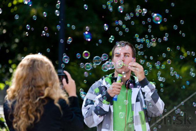Námestie v Žiline zaplavili obrovské bubliny