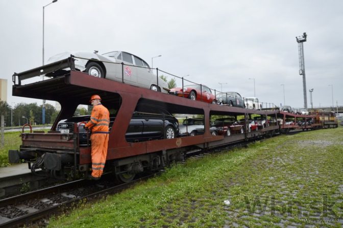 Pod Tatrami sa zídu Jaguáre, unikátne autá priviezol vlak