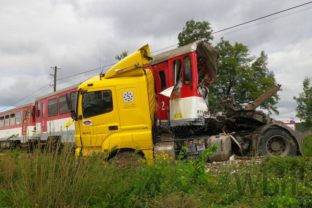 Pri Bánovciach sa zrazil vlak s kamiónom, zranilo sa 15 ľudí