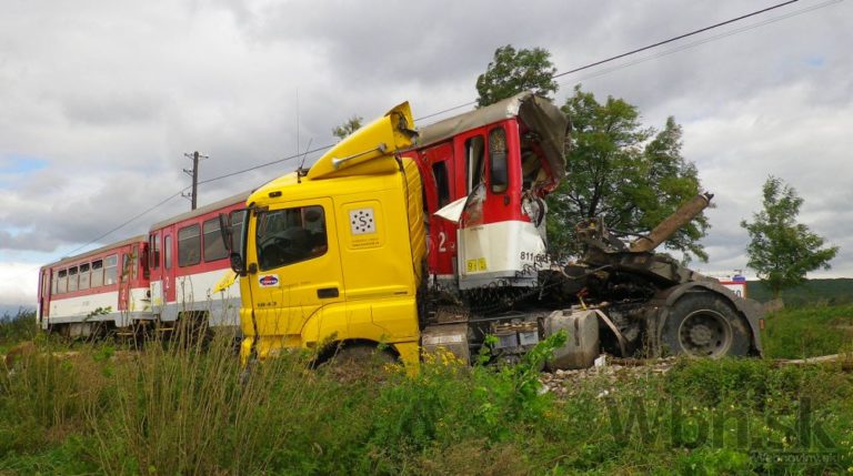 Pri Bánovciach sa zrazil vlak s kamiónom, zranilo sa 15 ľudí