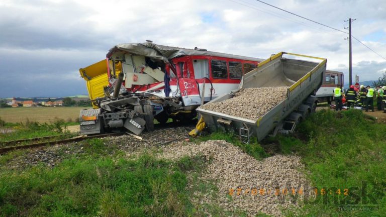 Pri Bánovciach sa zrazil vlak s kamiónom, zranilo sa 15 ľudí