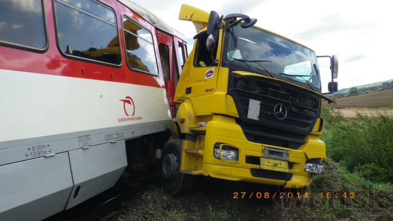 Pri Bánovciach sa zrazil vlak s kamiónom, zranilo sa 15 ľudí