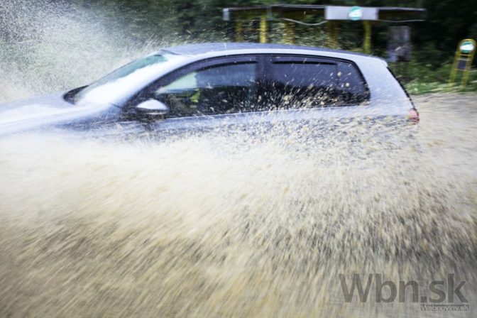 Slovensko zasiahli prívalové dažde s povodňami
